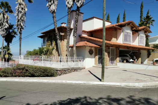 CASA EN VENTA EN VISTA REAL, ESTILO MEXICANO CONTEMPORANEO